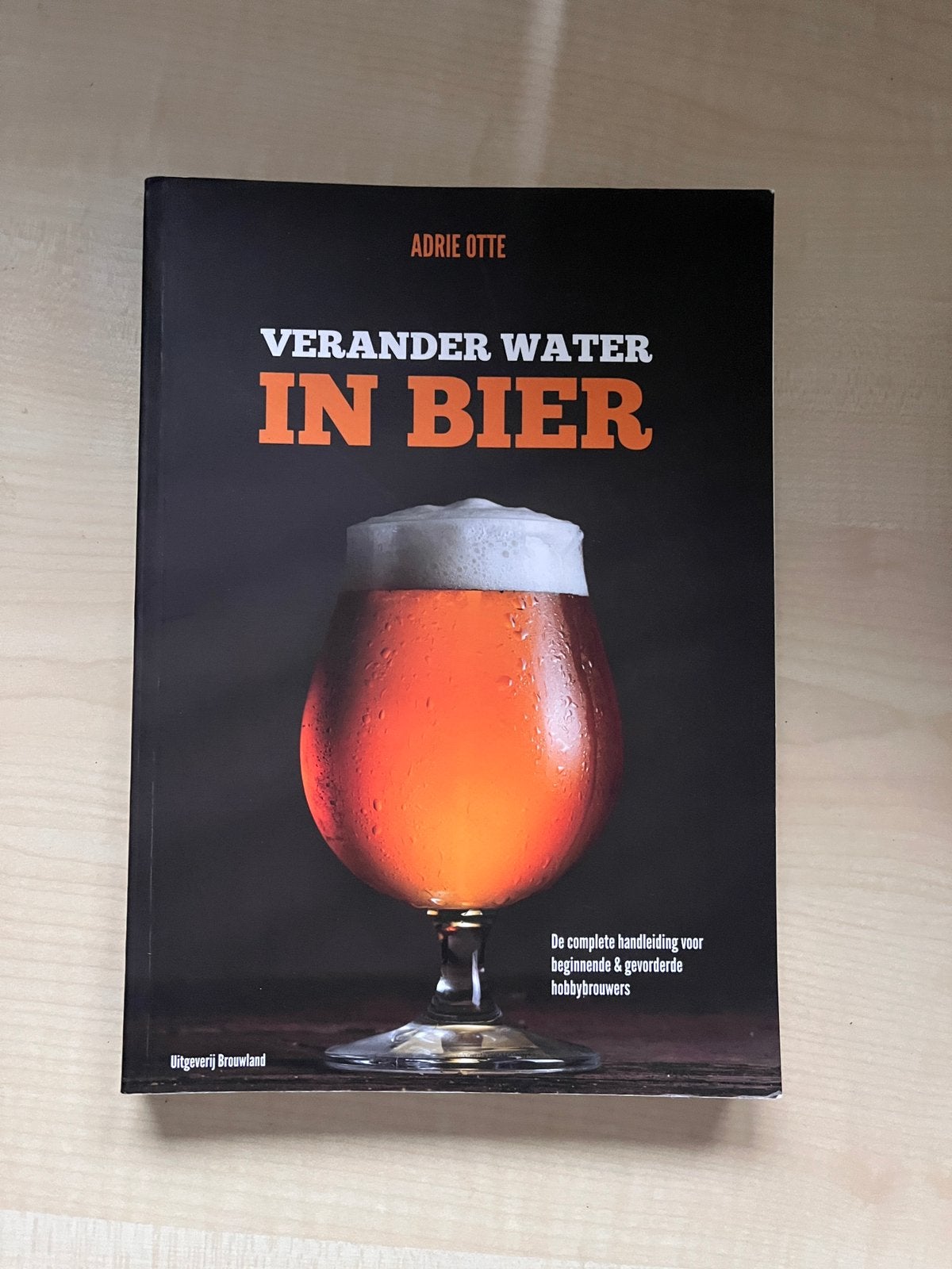 Boek: Verander water in bier, handleiding voor bier brouwen, Ophalen of Verzenden, Zo goed als nieuw