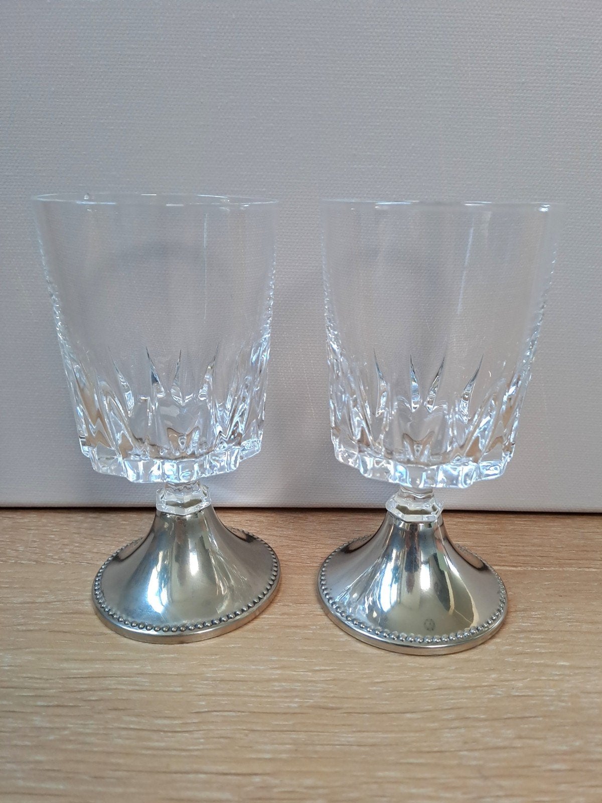 2 Kristallen wijnglazen op verzilverde voet, Schonenberg Utr, Ophalen of Verzenden