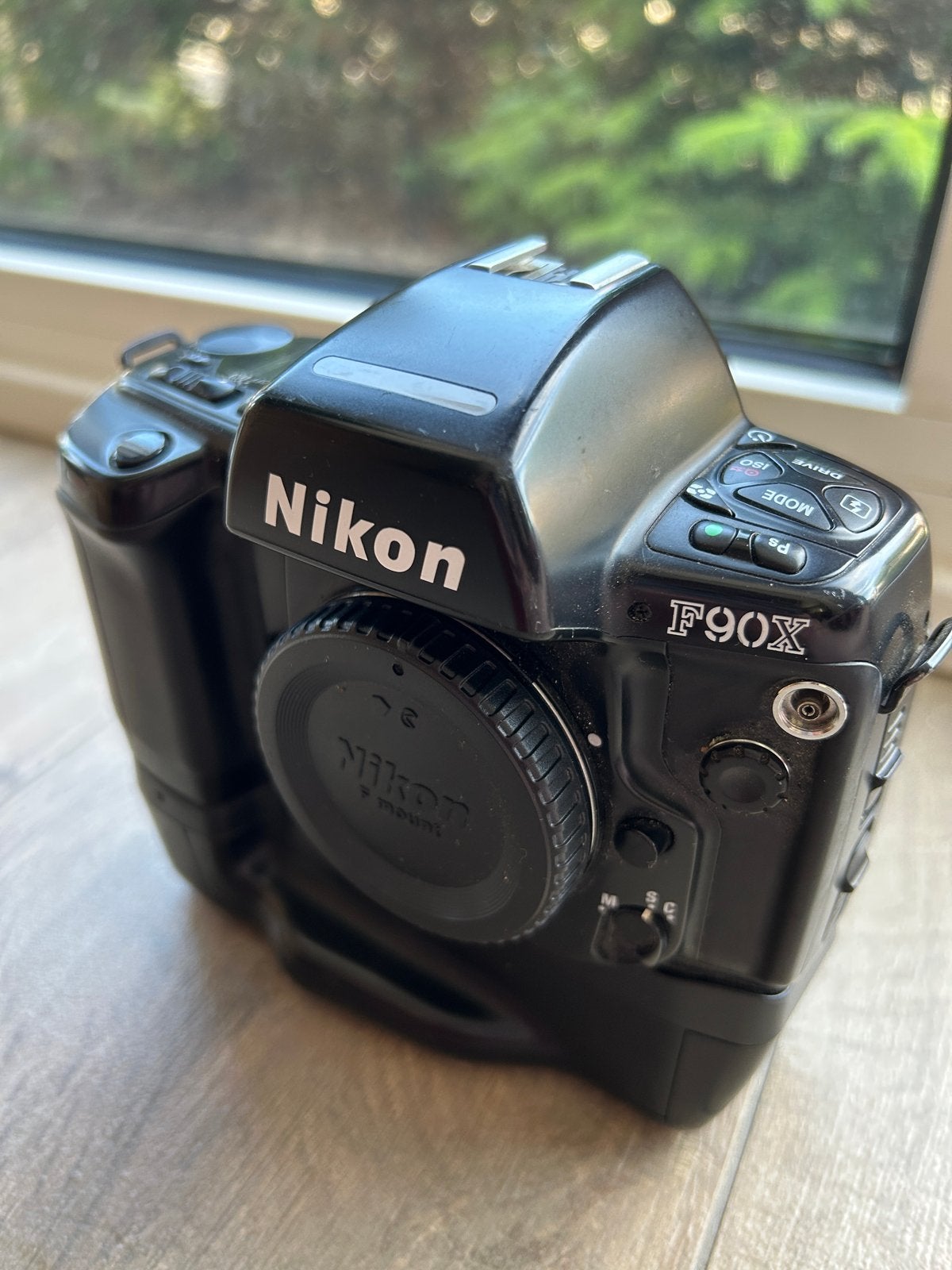 Nikon F90X Spiegelreflexcamera met MB-10 batterijgrip, Audio, Tv en Foto, Fotocamera's Analoog, Ophalen of Verzenden, Gebruikt