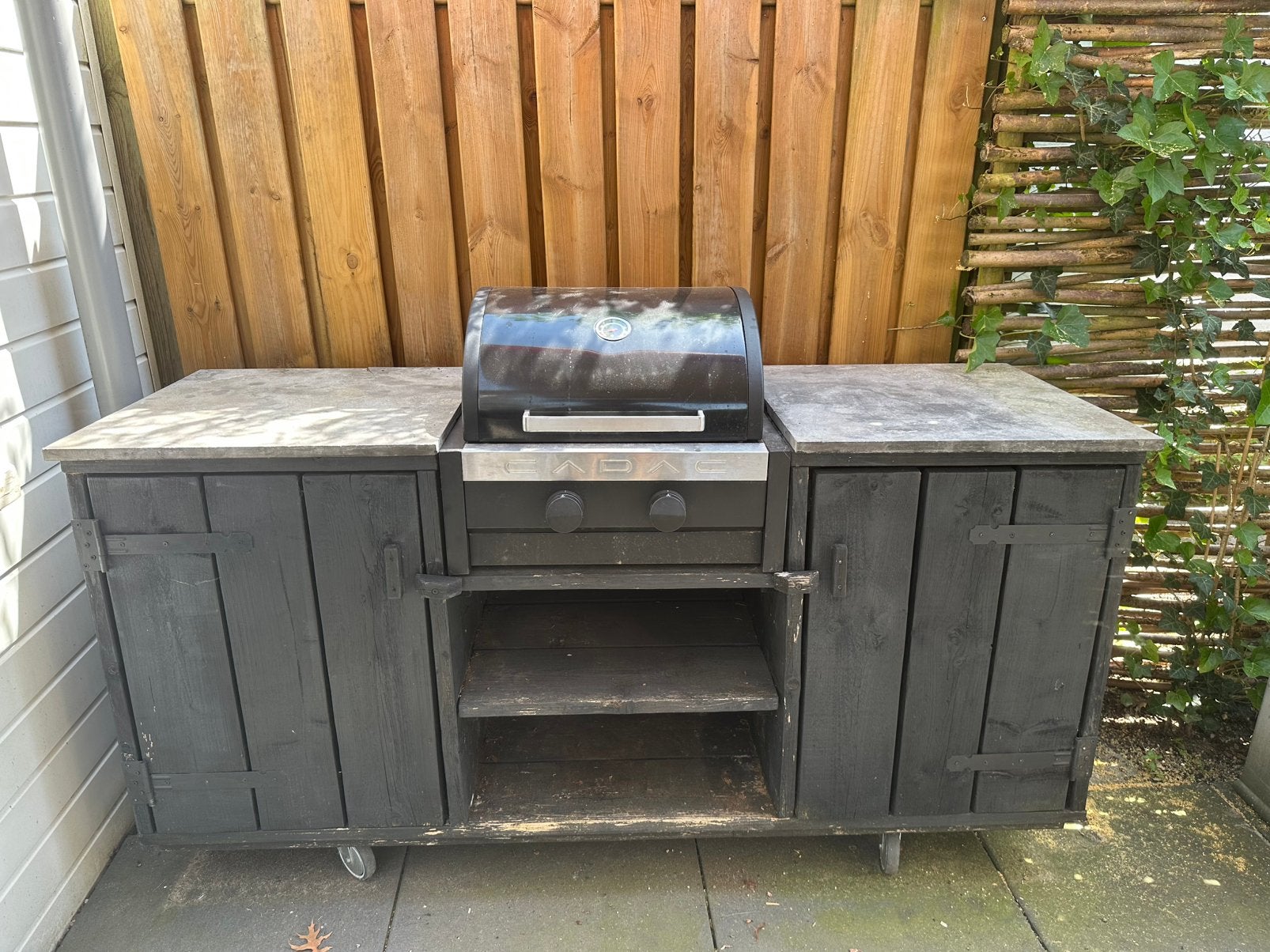 Cadac gas-BBQ in houten buitenkeuken op wielen, Tuin en Terras, Buitenkeukens, Ophalen, Gebruikt, Gas, Vrijstaand