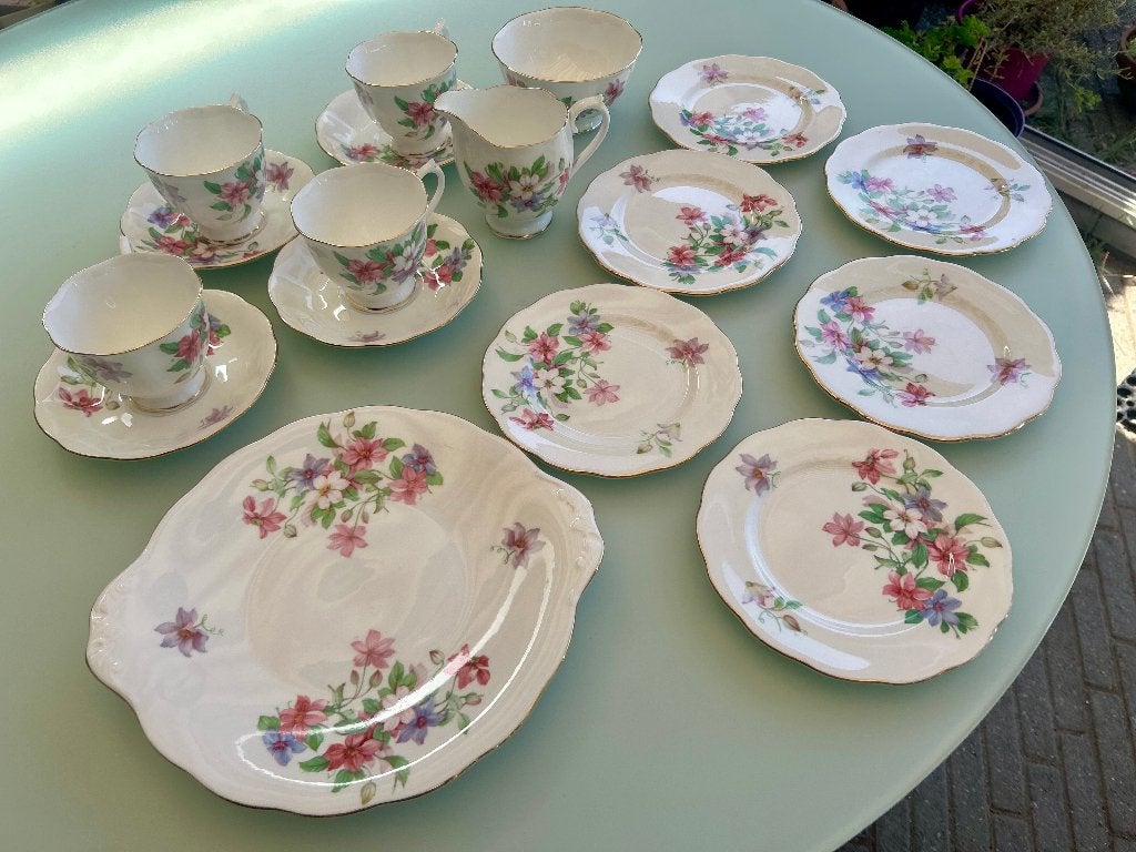 Vintage Royal Albert Bone China Floral Tea Set - England, Ophalen of Verzenden, Gebruikt, Porselein, Kop en/of schotel