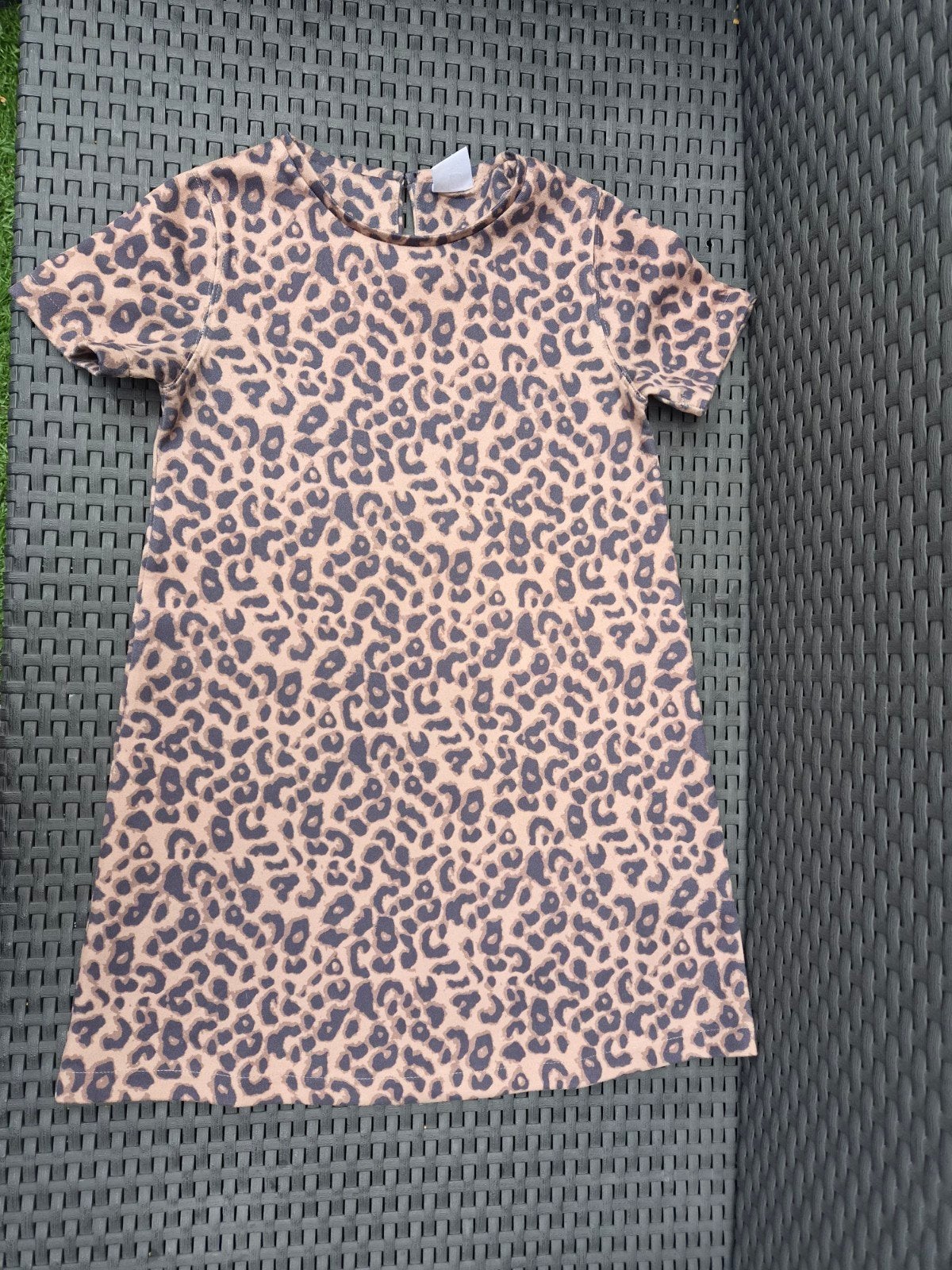 Zara jurk in suède look met luipaardprint - perfecte staat, Kinderen en Baby's, Kinderkleding | Maat 128, Meisje, Ophalen of Verzenden