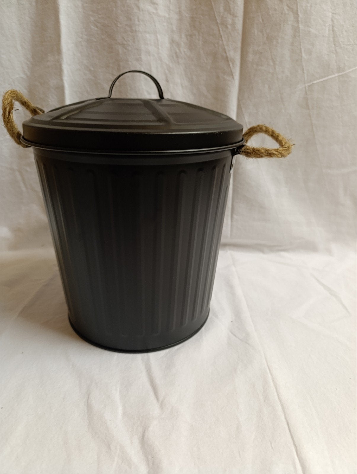 Zwarte metalen emmer met deksel en touw handvatten, Ophalen of Verzenden, Zo goed als nieuw, Minder dan 10 liter, Metaal