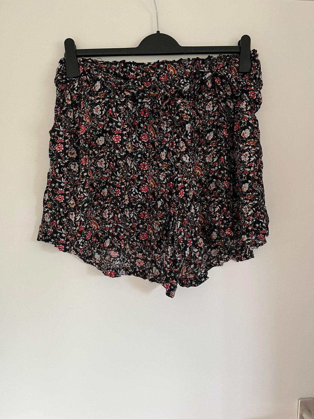 Zwarte short/ korte broek meerkleurig bloem maat 40/L Eksept, Maat 38/40 (M), Kort, Zwart, Ophalen of Verzenden