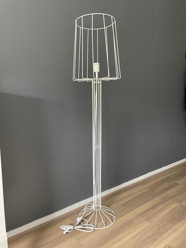 Mooie witte vloerlamp van Lucide. Hoogte 150 cm., Huis en Inrichting, Lampen | Vloerlampen, Ophalen, Zo goed als nieuw, Metaal