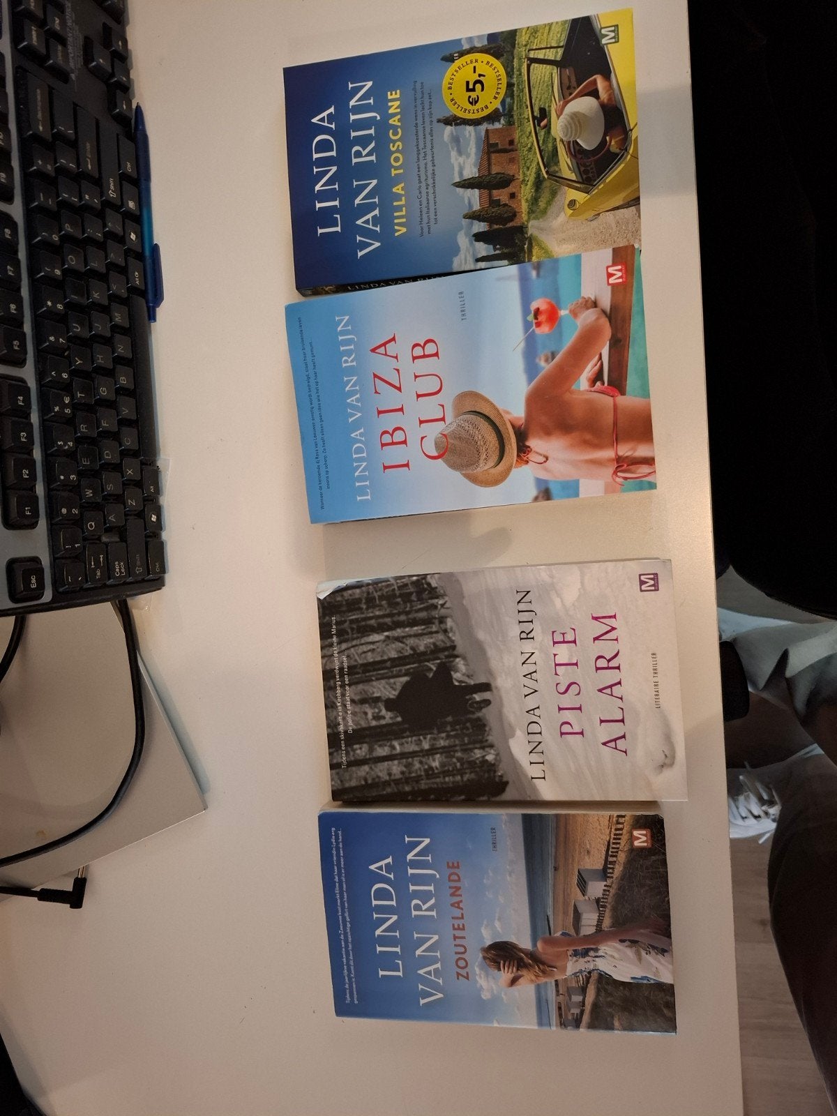 Linda van Rijn Villa Toscane, Ibiza Club, Piste Alarm, Boeken, Ophalen of Verzenden, Zo goed als nieuw