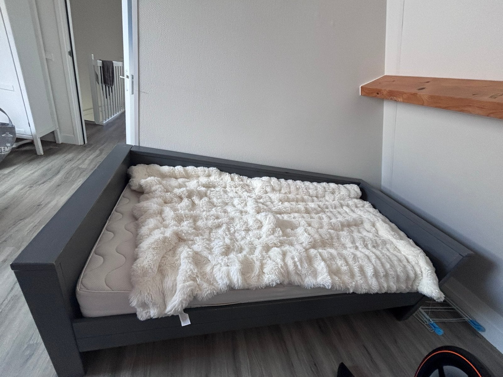 Dennis woood donker grijs, Ophalen, 90 cm, Eenpersoons, Zo goed als nieuw