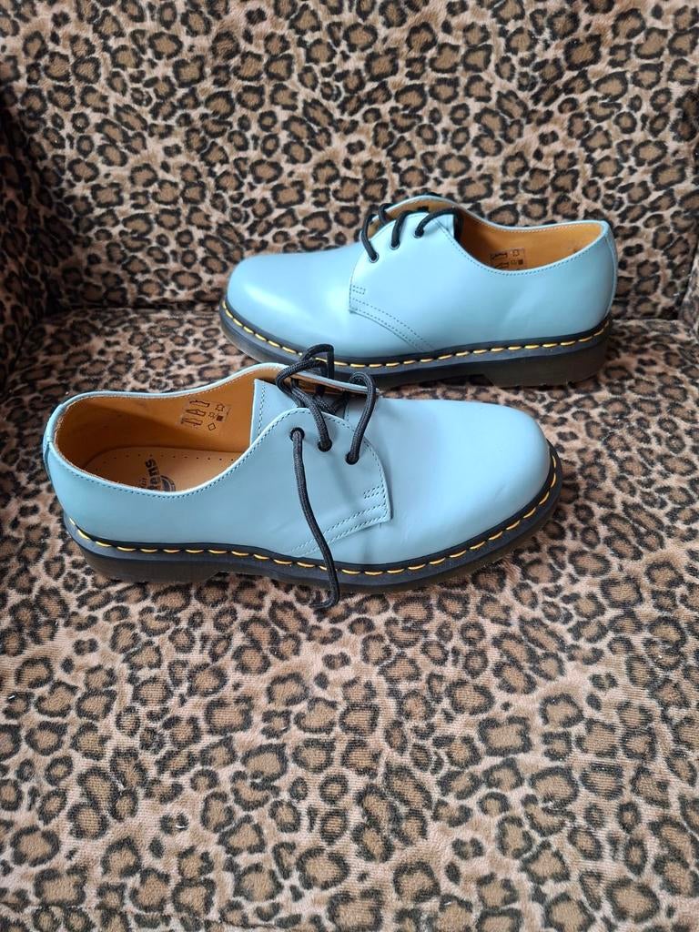 Te koop aangeboden Dr Martens schoenen. Licht blauw. Maat 42, Blauw, Overige typen, Ophalen of Verzenden, Zo goed als nieuw