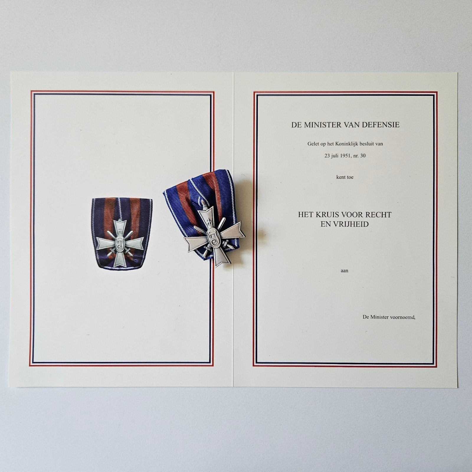 medaille Kruis voor Recht en Vrijheid met blanco oorkonde, Verzamelen, Ophalen of Verzenden, Landmacht, Nederland, Lintje, Medaille of Wings