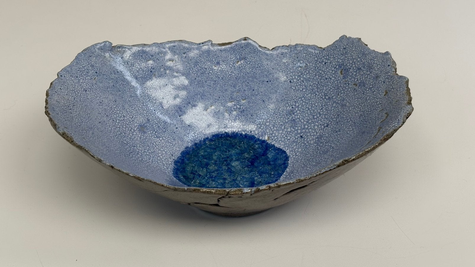 Handgemaakte keramische schaal met glas blauw, Antiek en Kunst, Ophalen of Verzenden