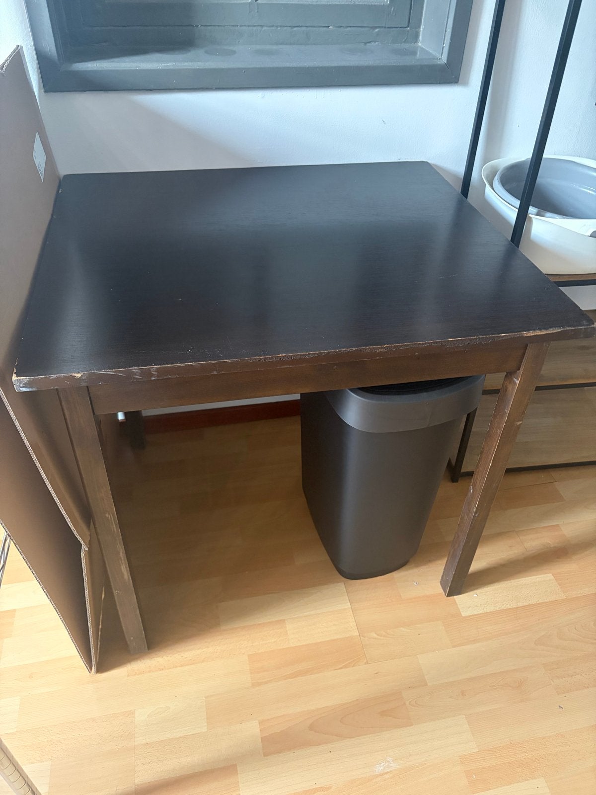 Diverse meubels: tafels, stoelen, rekken en meer