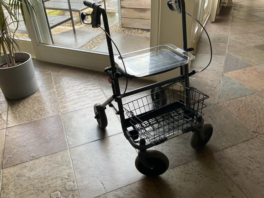 Te koop fijne stevige basic rollator, Diversen, Rollators, Ophalen of Verzenden, Zo goed als nieuw