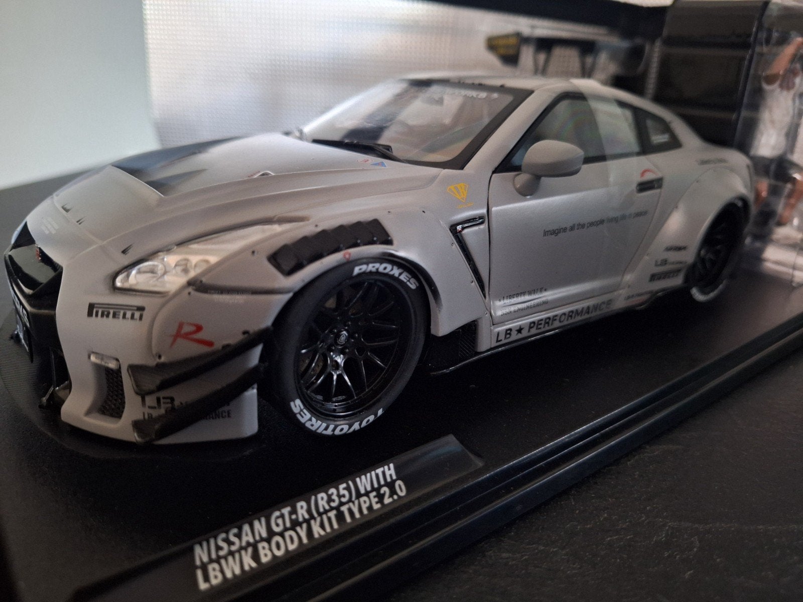 Nissan GT-R (R35) Liberty Walk Bodykit + Figuur Schaal 1:18, Hobby en Vrije tijd, Modelauto's | 1:18, Solido, Auto, Solido, Nieuw