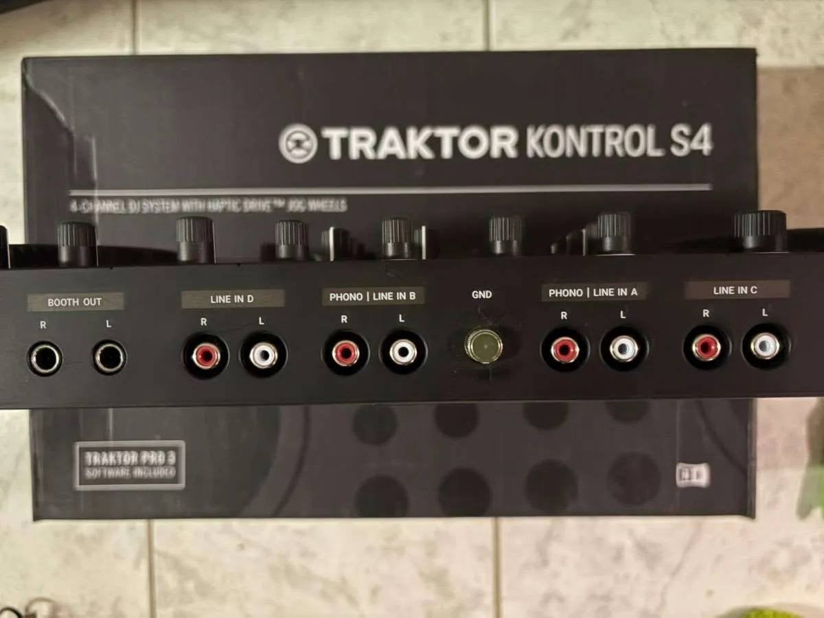 Foto 7 van Traktor Kontrol S4 MK3