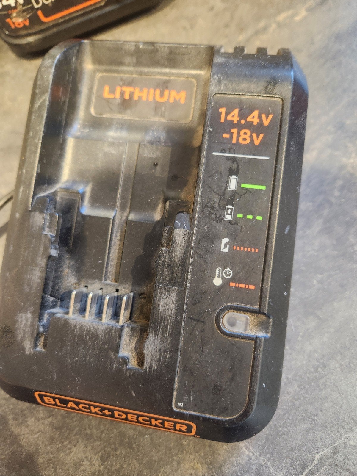Black+Decker 14.4V-18V Lithium Oplader en 18V Accu