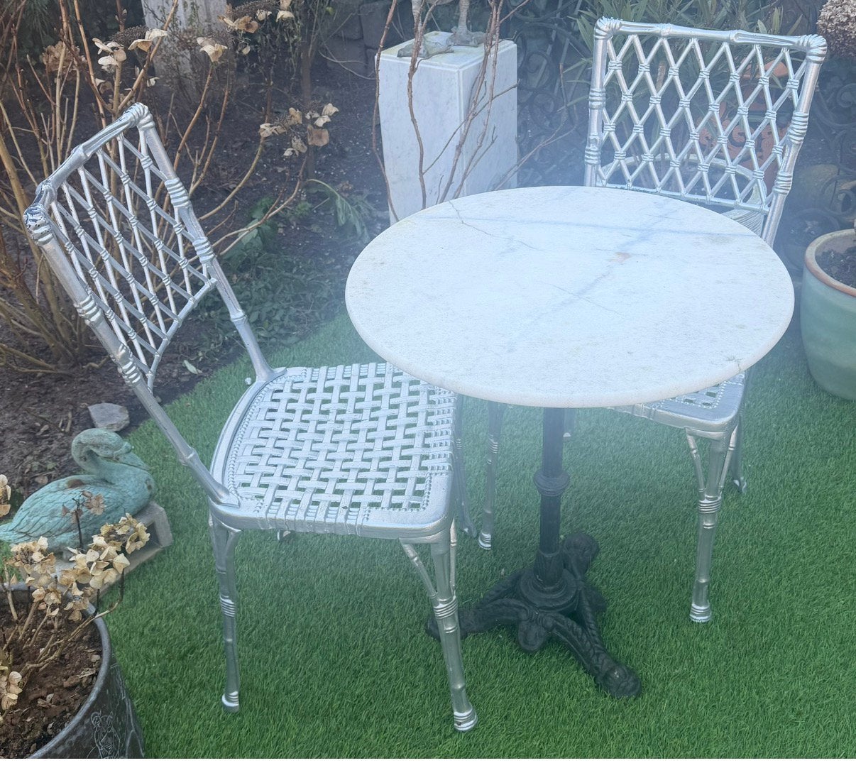 Rond marmeren tafeltje met 2 stoeltjes, Tuin en Terras, Ophalen, Gebruikt, Overige materialen, 2 zitplaatsen