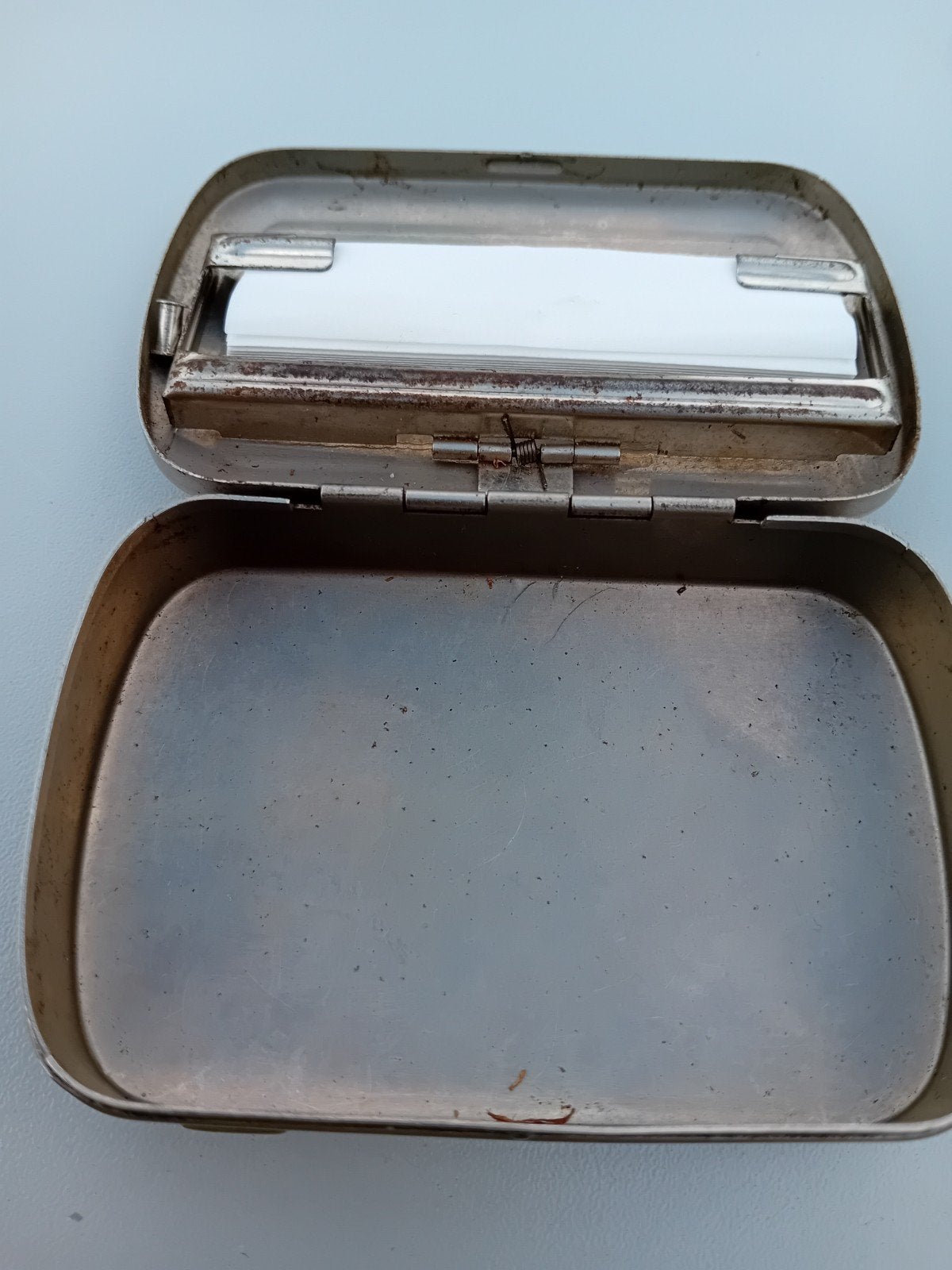 Oude tabaksdoos met vloeitjeshouder, Verzamelen, Rookartikelen, Aanstekers en Luciferdoosjes, Ophalen of Verzenden, Gebruikt, Tabaksdoos of Verpakking