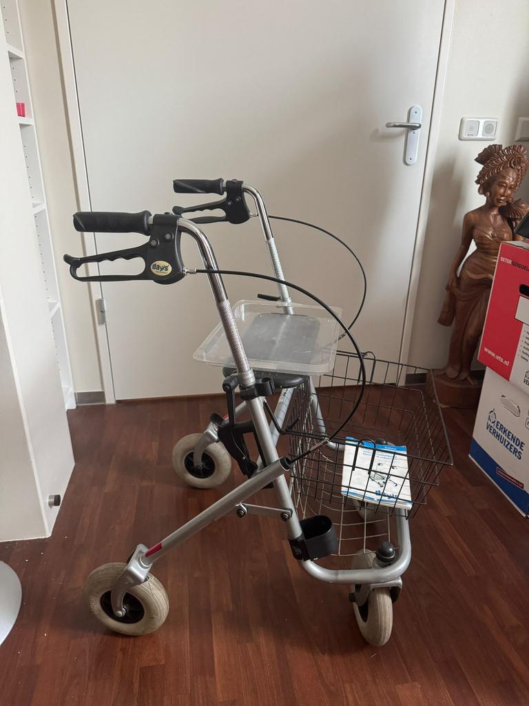 Rollator met mandje en dienblaadje, Diversen, Rollators, Ophalen, Zo goed als nieuw