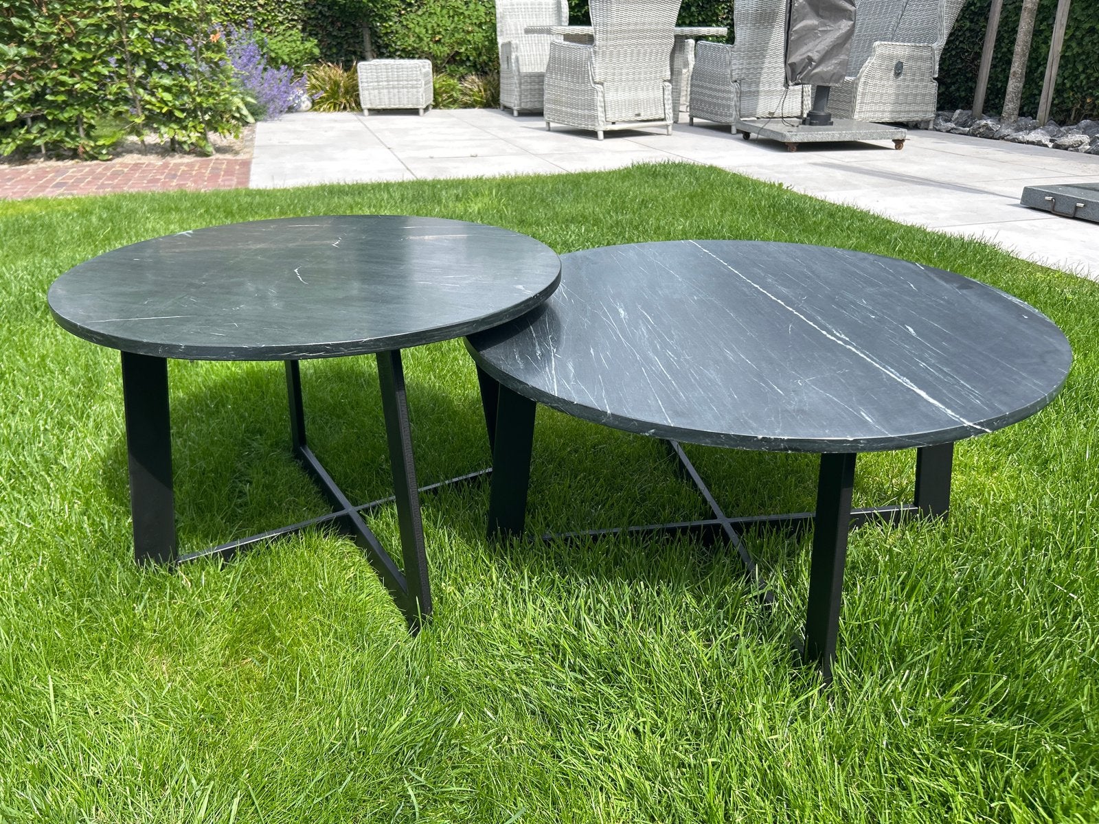 Set van 2 marmer/composiet bijzettafels, Ophalen, Gebruikt, Rond, 55 tot 75 cm