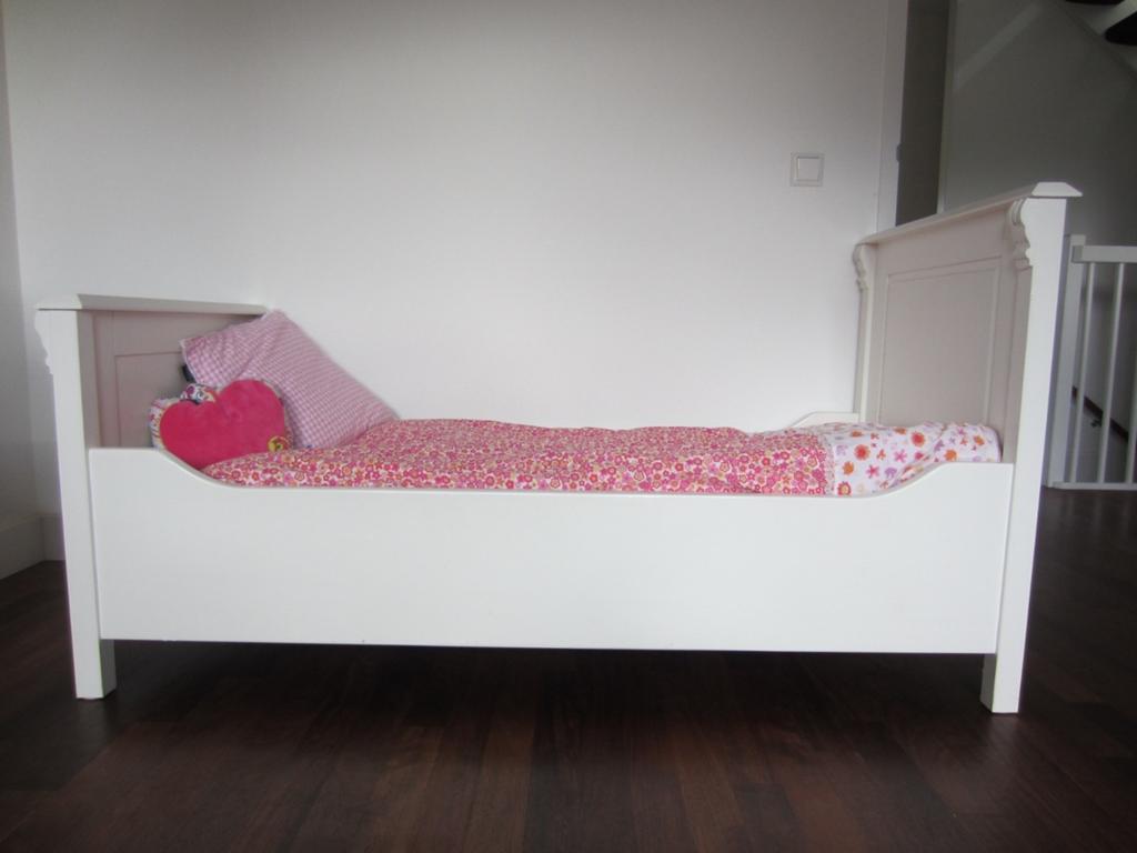 Massief houten peuterbed met beschilderd hoofdeinde, Kinderen en Baby's, Kinderkamer | Bedden, Ophalen, Gebruikt, 70 tot 85 cm