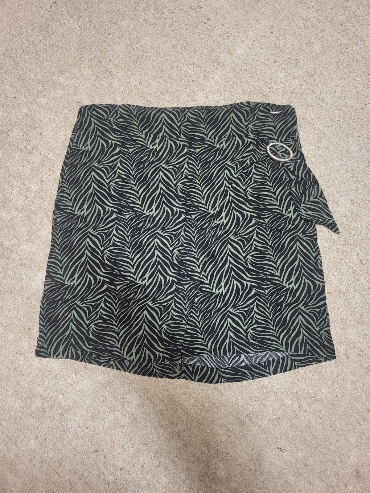 Zwarte rok met zebraprint en gesp, Kleding | Dames, Maat 38/40 (M), Zwart, Ophalen of Verzenden, Zo goed als nieuw