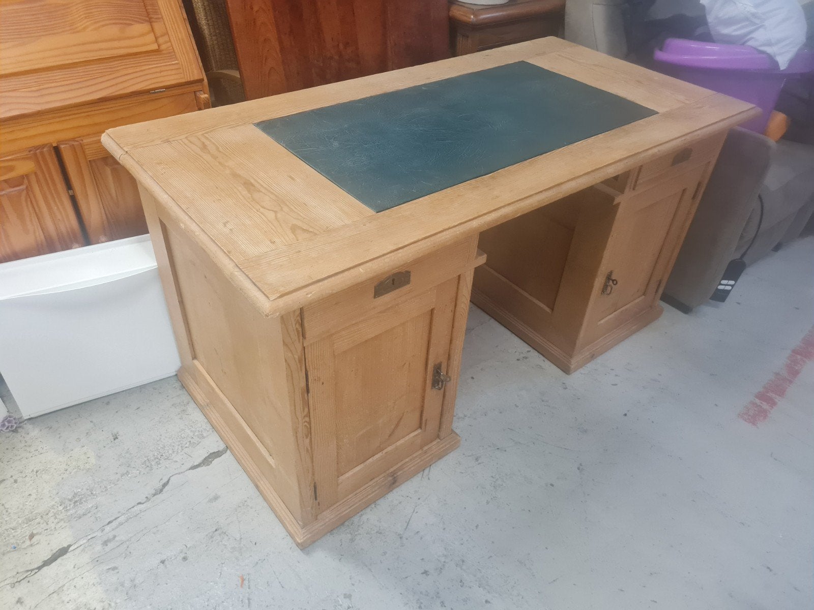 Antiek houten bureau met groen lederen blad, Gebruikt, Onbekend@voorbeeld.com, Hout, Bruin