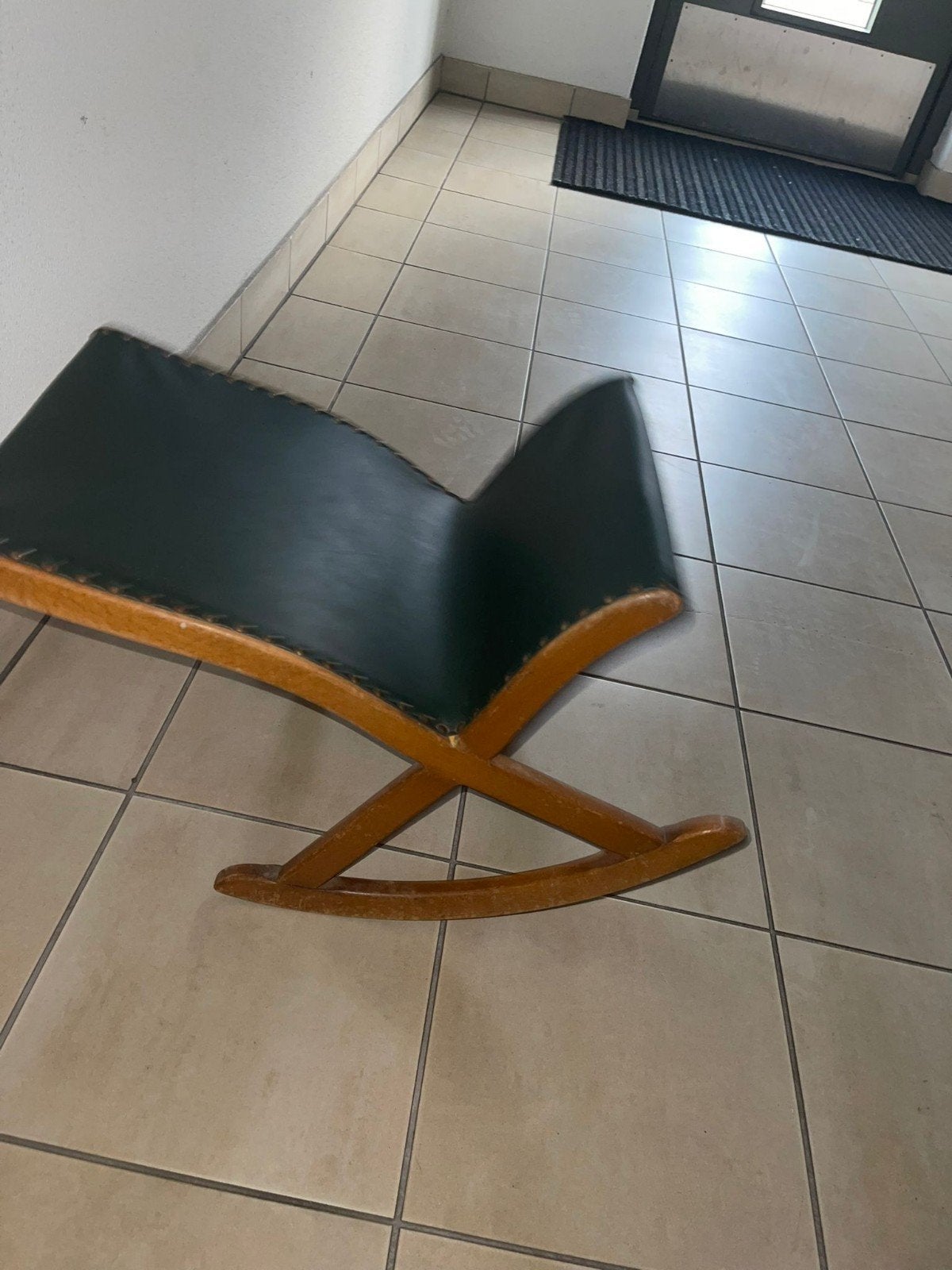 Schommel voetenbankje vintage jaren 50, Huis en Inrichting, Stoelen, Bruin, Ophalen of Verzenden, Zo goed als nieuw, Eén