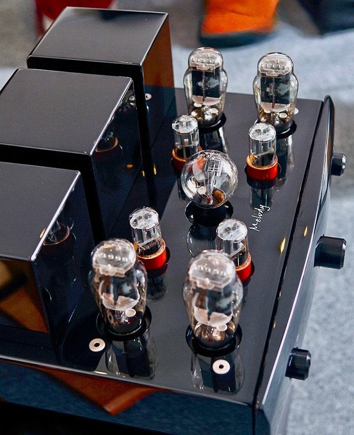 Klasse A * MELODY ASTRO BLACK Pianolak = Prachtig, Audio, Tv en Foto, Versterkers en Receivers, Zo goed als nieuw, 60 tot 120 watt