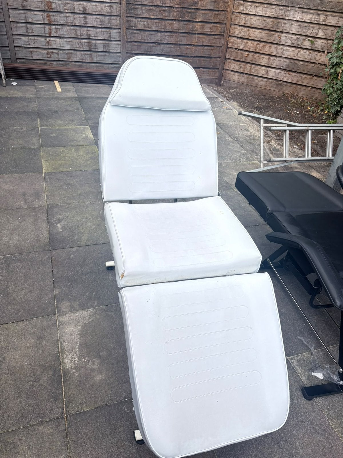 Witte verstelbare behandelstoel – schoonheidssalon, Ophalen, Gebruikt, Verrijdbaar