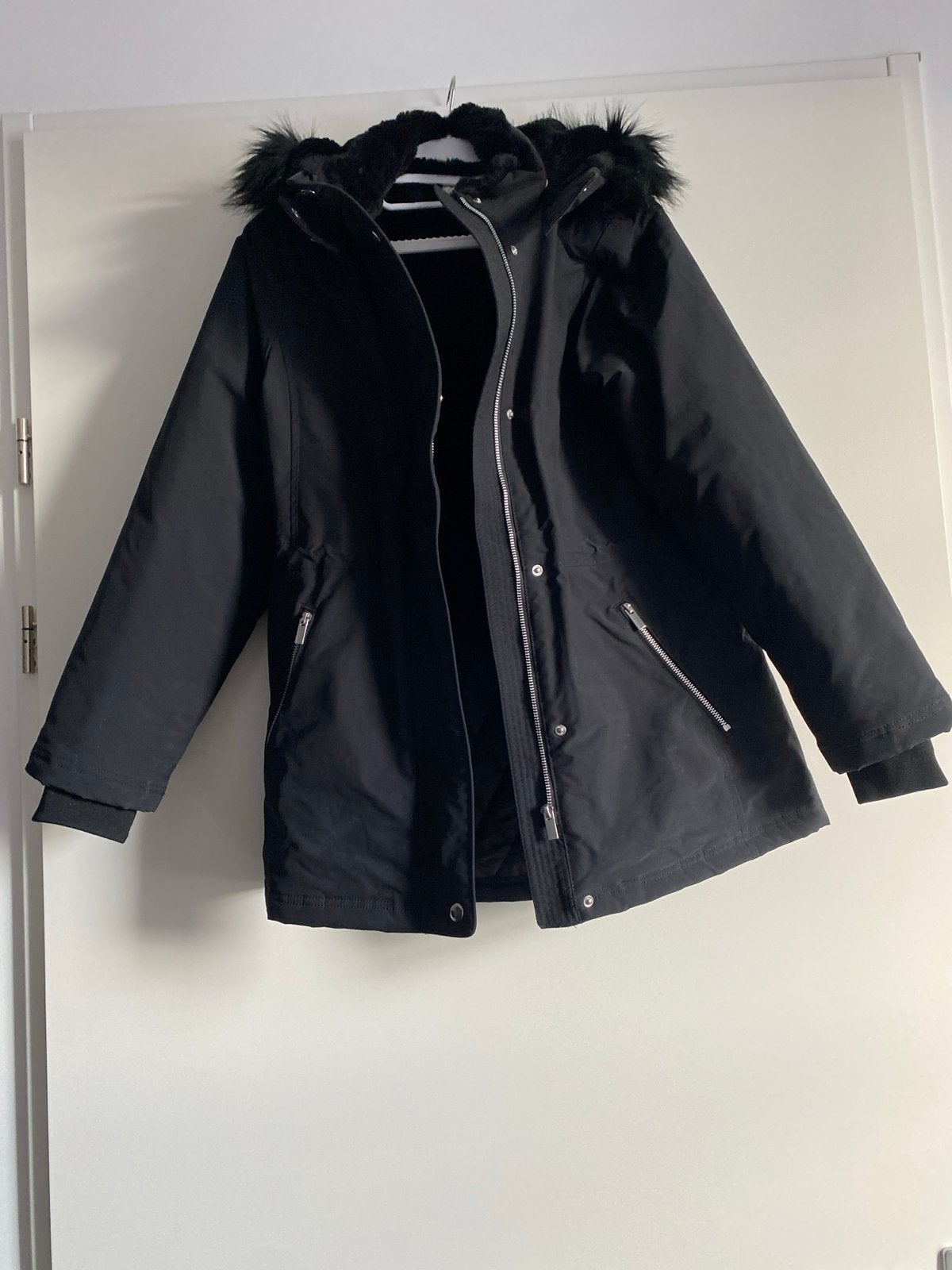 Zwarte winterjas met bontkraag, Ophalen of Verzenden, Zo goed als nieuw, Zwart
