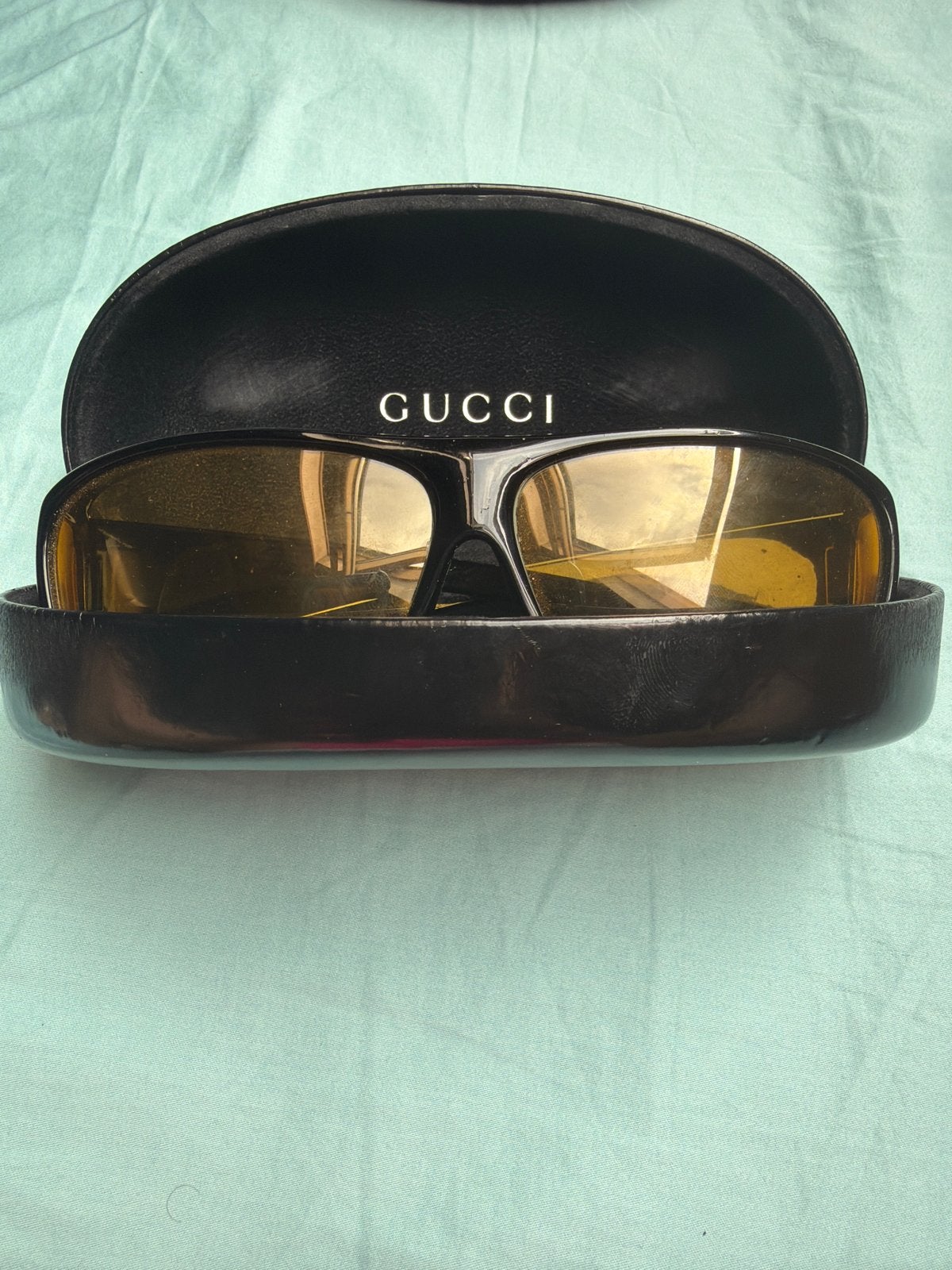 Stijlvolle Gucci Zonnebril met Gele Glazen en Etui, Overige merken, Gebruikt, Zonnebril, Zwart