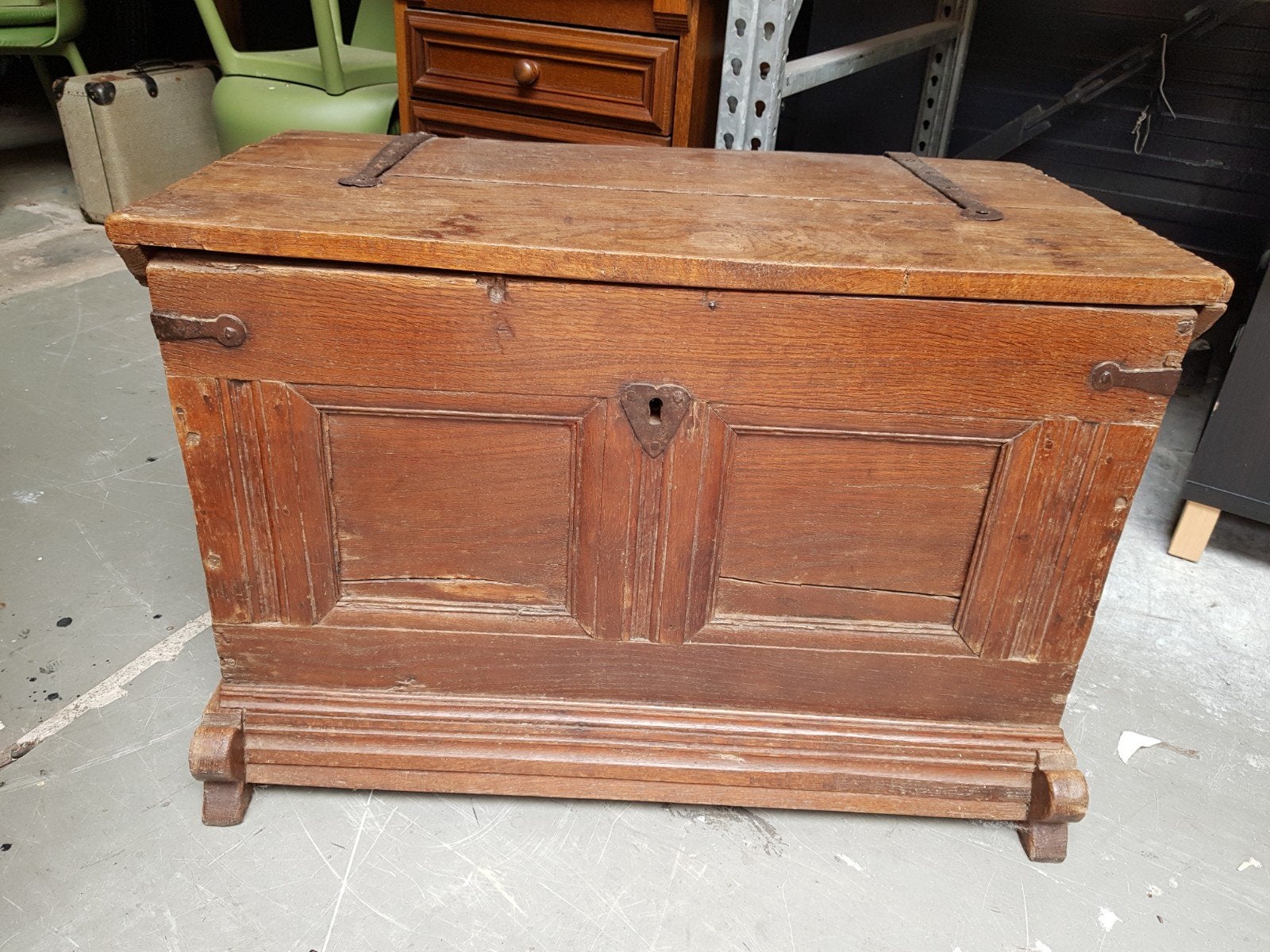 Antieke houten kist met metalen beslag, Ophalen of Verzenden