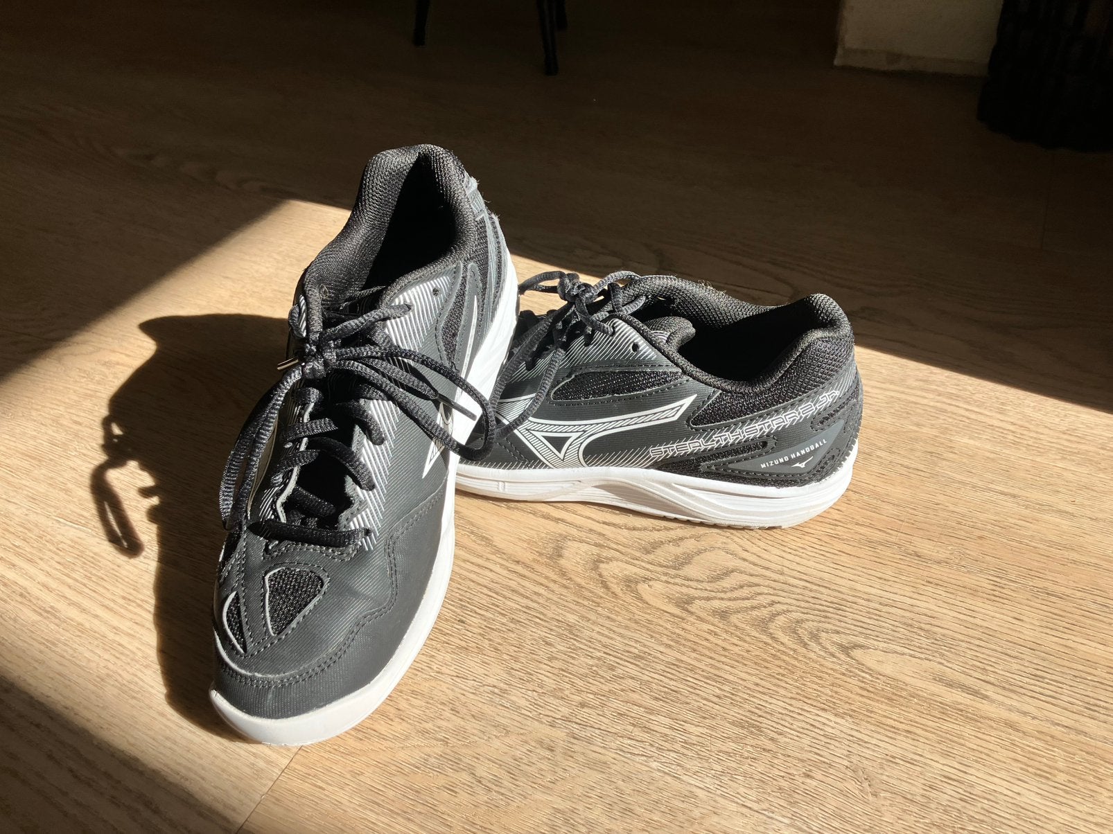 Zeer nette Mizuno zaalschoenen korfbal / handbal maat 38., Sport en Fitness, Ophalen of Verzenden, Zo goed als nieuw, Schoenen