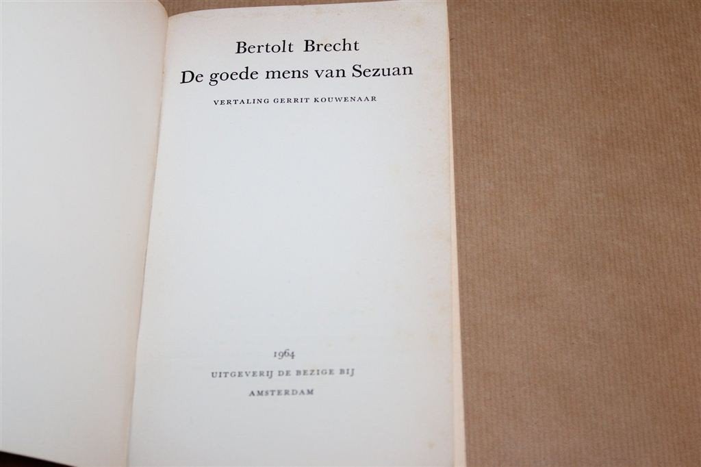 De Goede Mens van Sezuan — Bertolt Brecht, Toneelstuk 1964, Ophalen of Verzenden, Gelezen