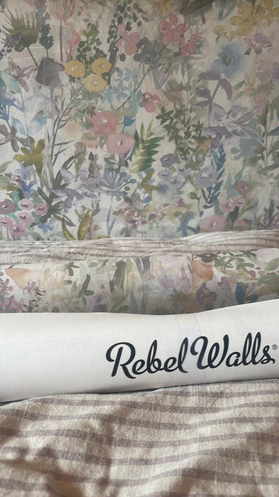 1,5 rol - rebel walls Gimmersta - poppy meadow pastel, Huis en Inrichting, Stoffering | Behang, Ophalen of Verzenden