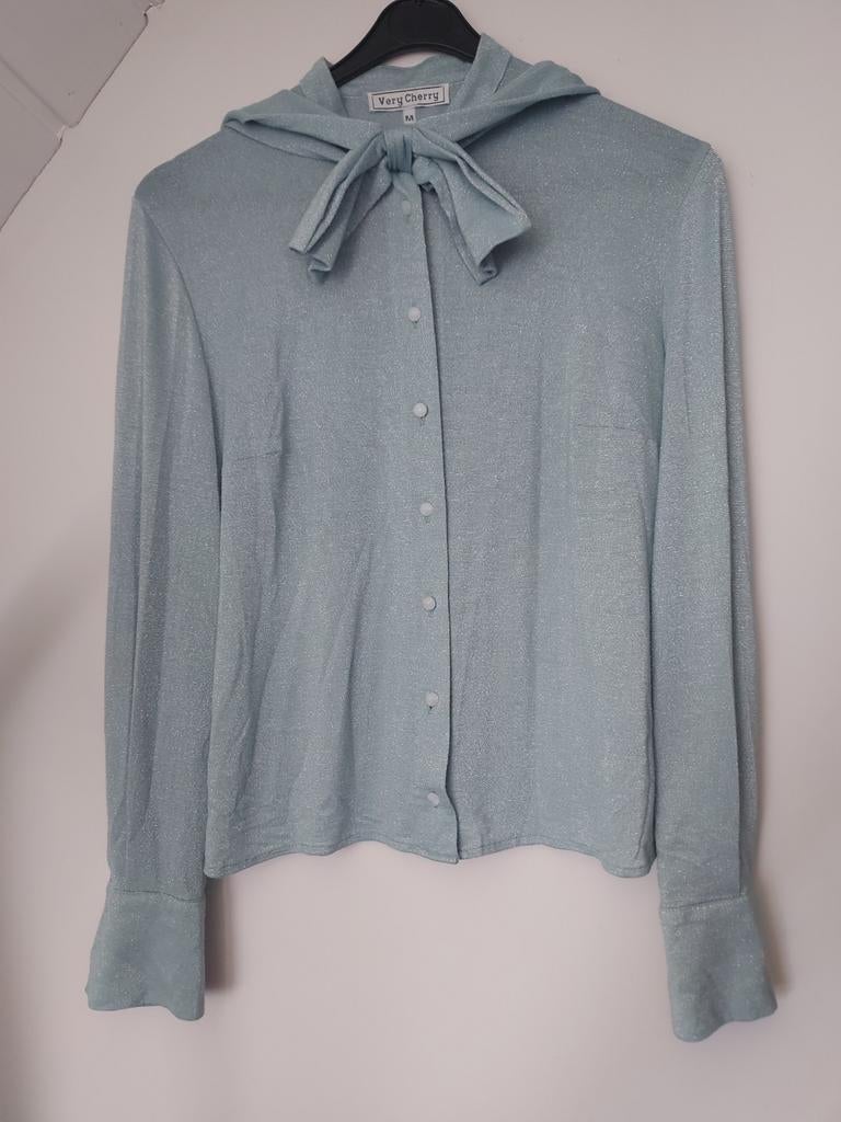 Very Cherry babyblauwe blouse met Strik - maat M, Kleding | Dames, Maat 38/40 (M), Blauw, Ophalen of Verzenden, Gedragen