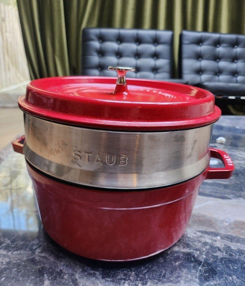 STAUB La Cocotte Braadpan 27cm Rood Gietijzer + Stoominzet, Ophalen, Gebruikt, Antiaanbaklaag, Overige merken