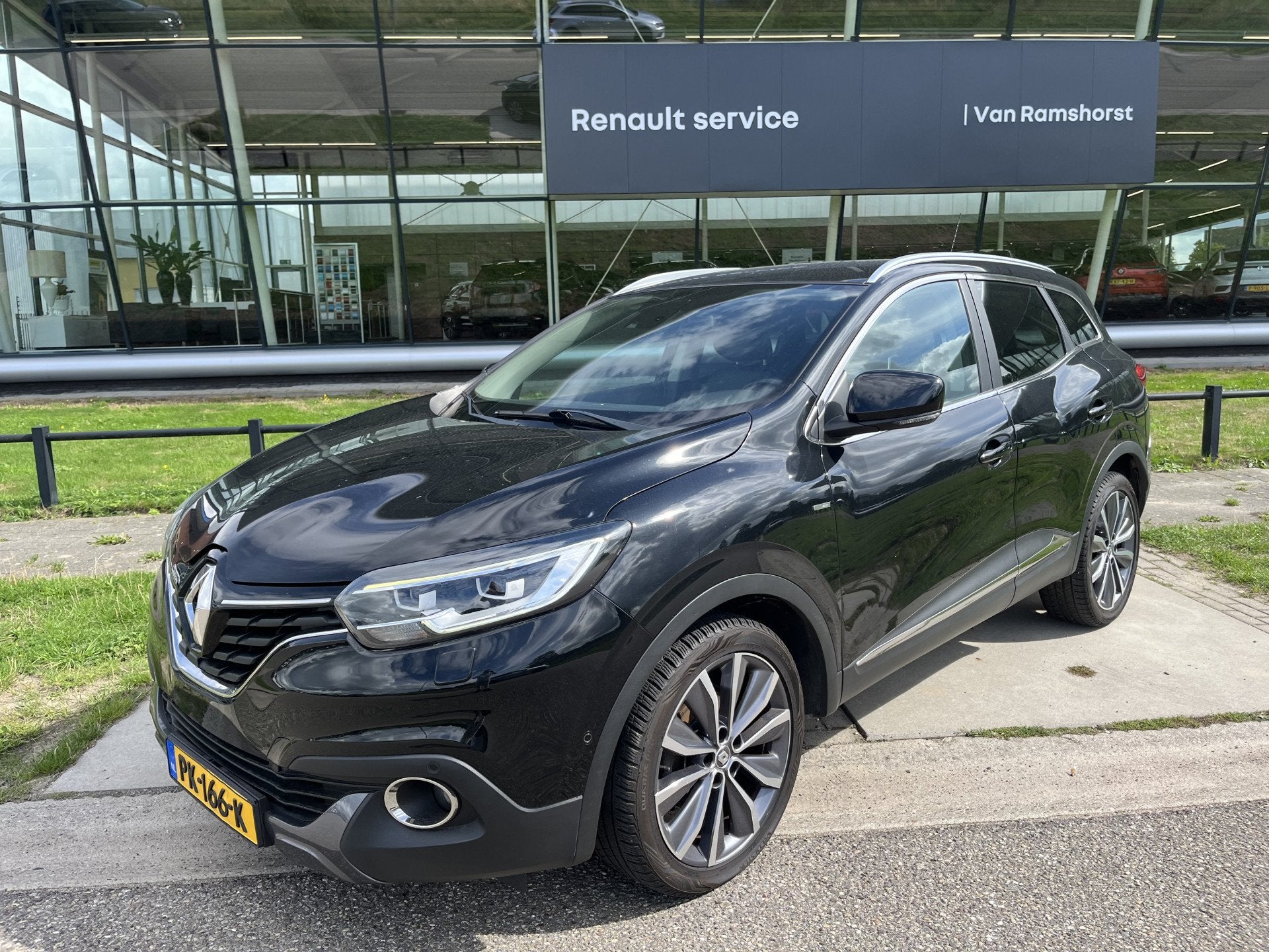 Renault Kadjar TCe 130PK/ Bose / Automaat / Trekhaak /Dealer, Auto's, Gebruikt, 4 cilinders, Zwart, Bedrijf