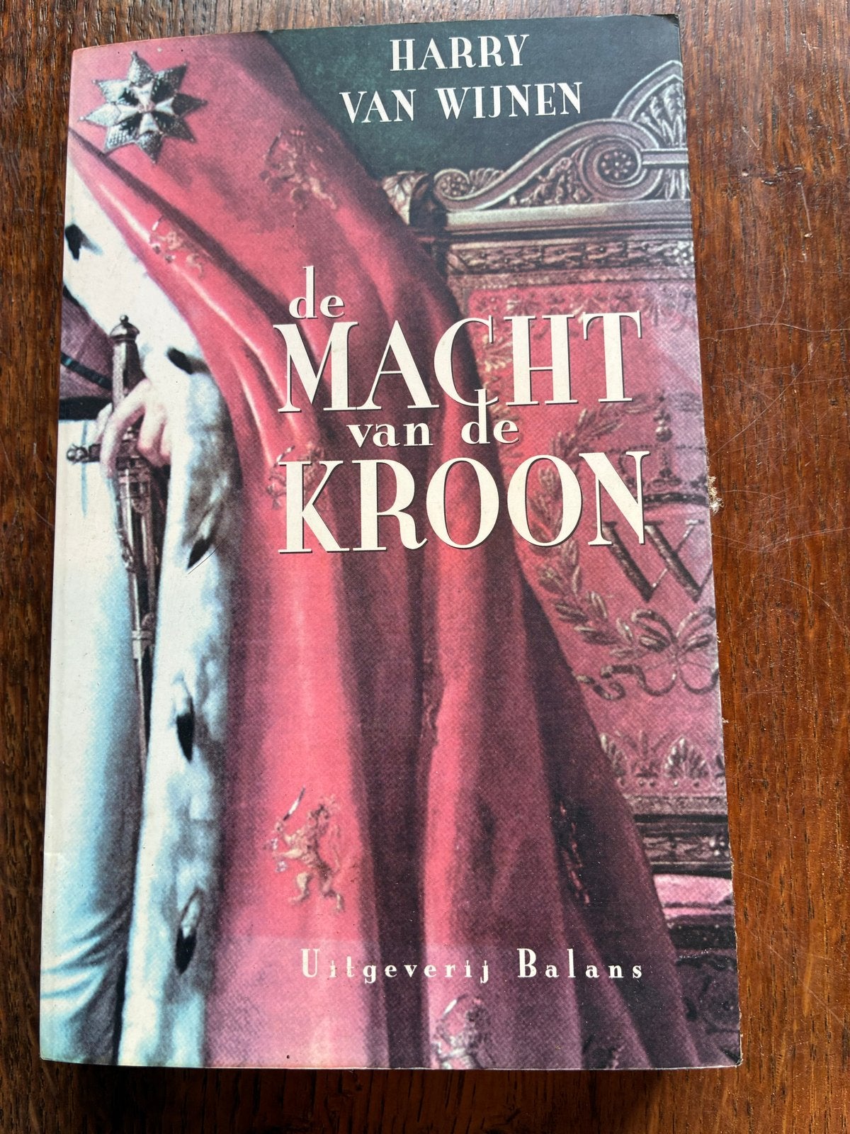 De Macht van de Kroon - Harry van Wijnen (2000), Ophalen of Verzenden, 20e eeuw of later, Zo goed als nieuw