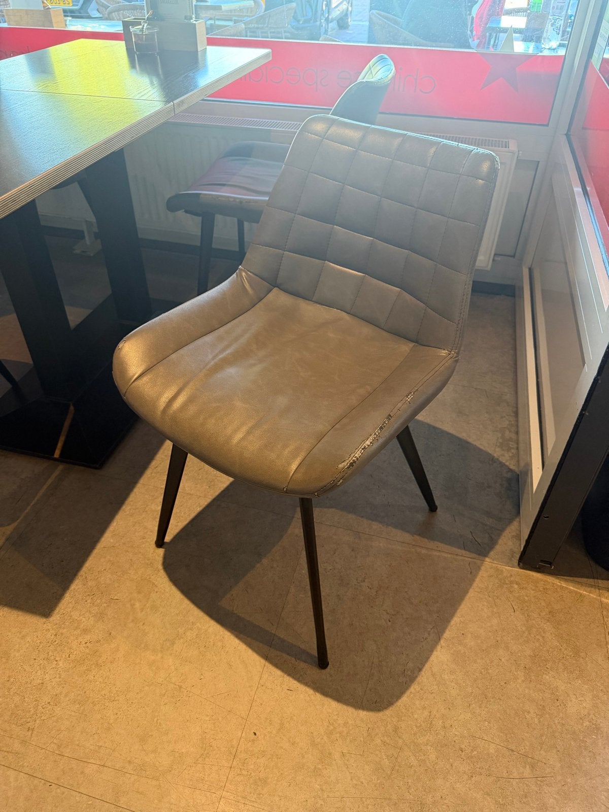 +- 45 gebruikte stoelen - ideaal voor horeca of evenementen, Huis en Inrichting, Stoelen, Ophalen, Gebruikt, Leer, Grijs