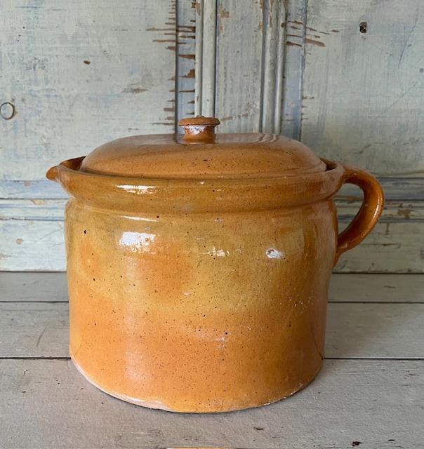 Antieke Provençaalse pot met deksel oor en schenktuit