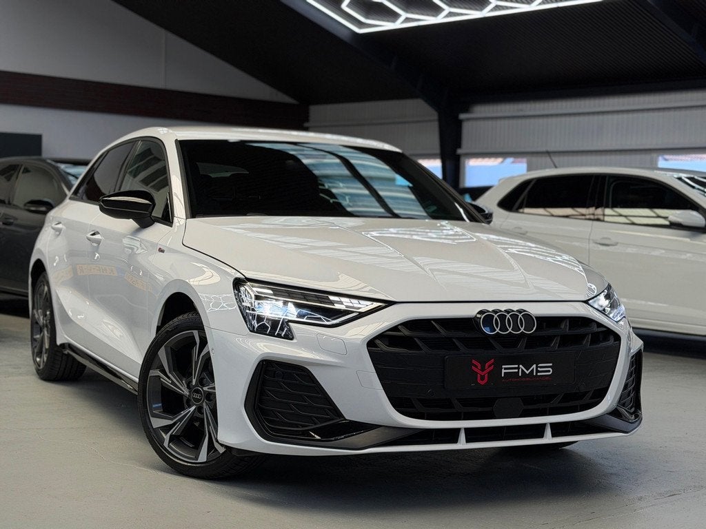 Audi A3 Sportback 35 TFSI S-Line CarPlay Camera Facelift, Auto's, Audi, 4 cilinders, Leder en Stof, Wit, Bedrijf