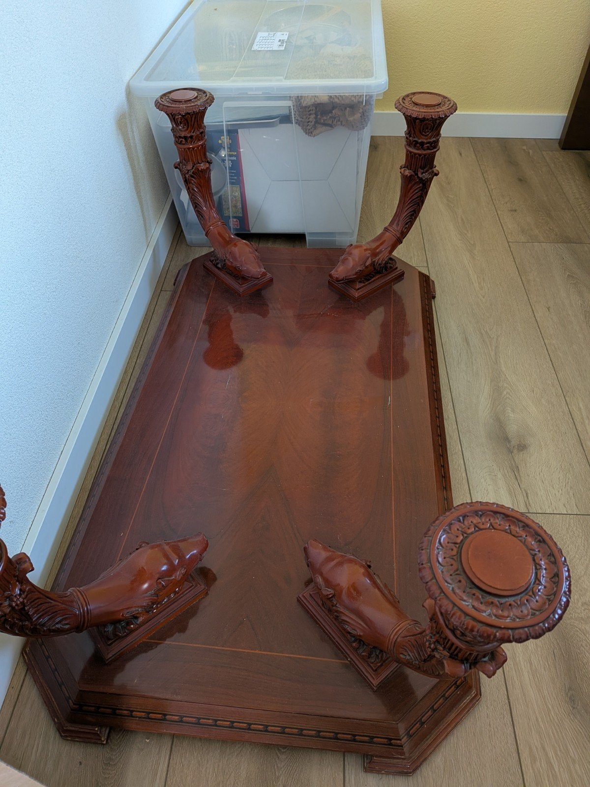 Salontafel met glazen blad en gedetailleerde poten, 50 – 75, Gebruikt, 50 tot 100 cm, 100 tot 150 cm