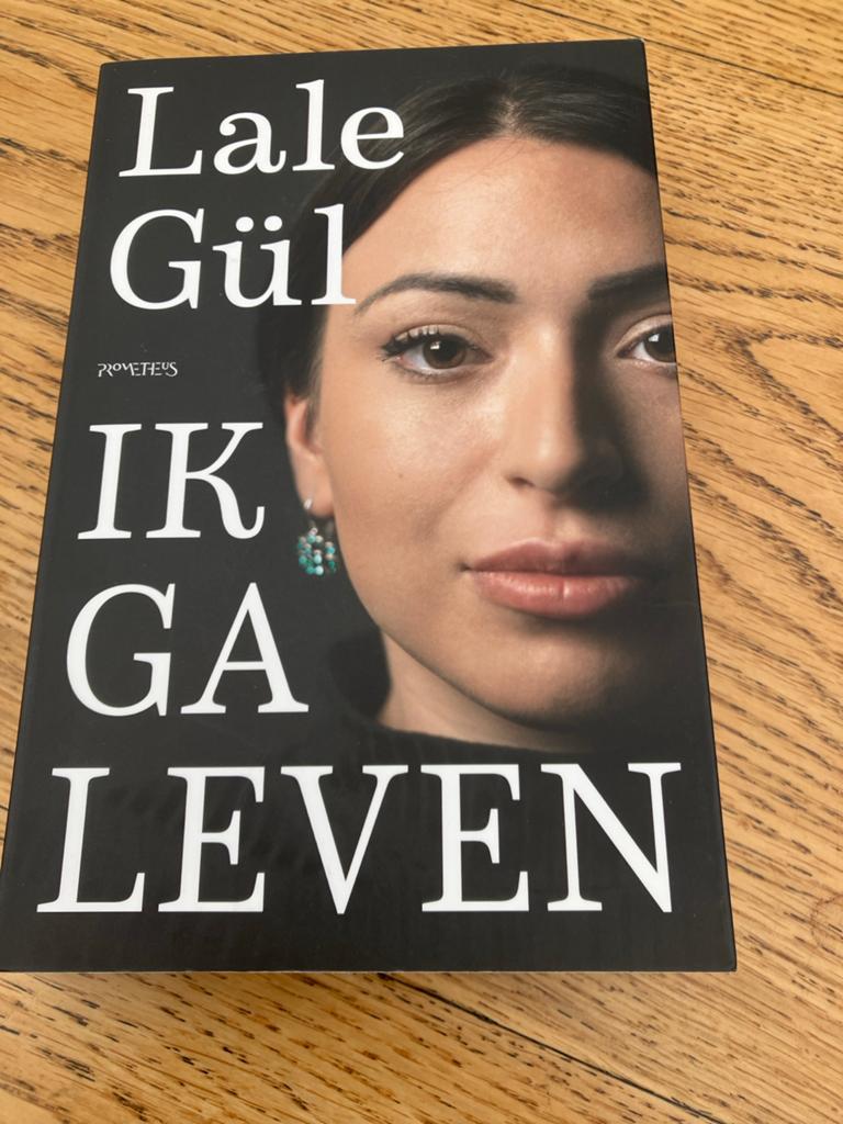 Lale Gül - Ik ga leven (roman), Ophalen of Verzenden, Zo goed als nieuw