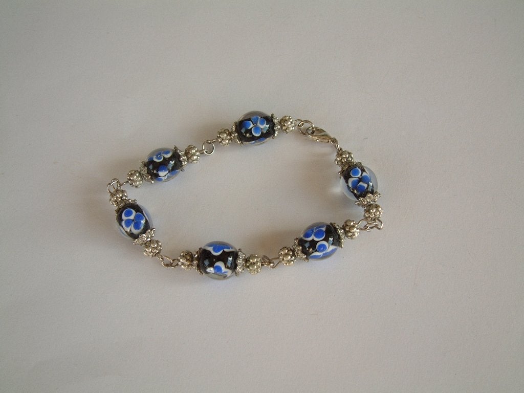 Mooie gave armband zwart blauw wit glas  kralen Murano?, Sieraden, Tassen en Uiterlijk, Armbanden, Ophalen of Verzenden, Zo goed als nieuw