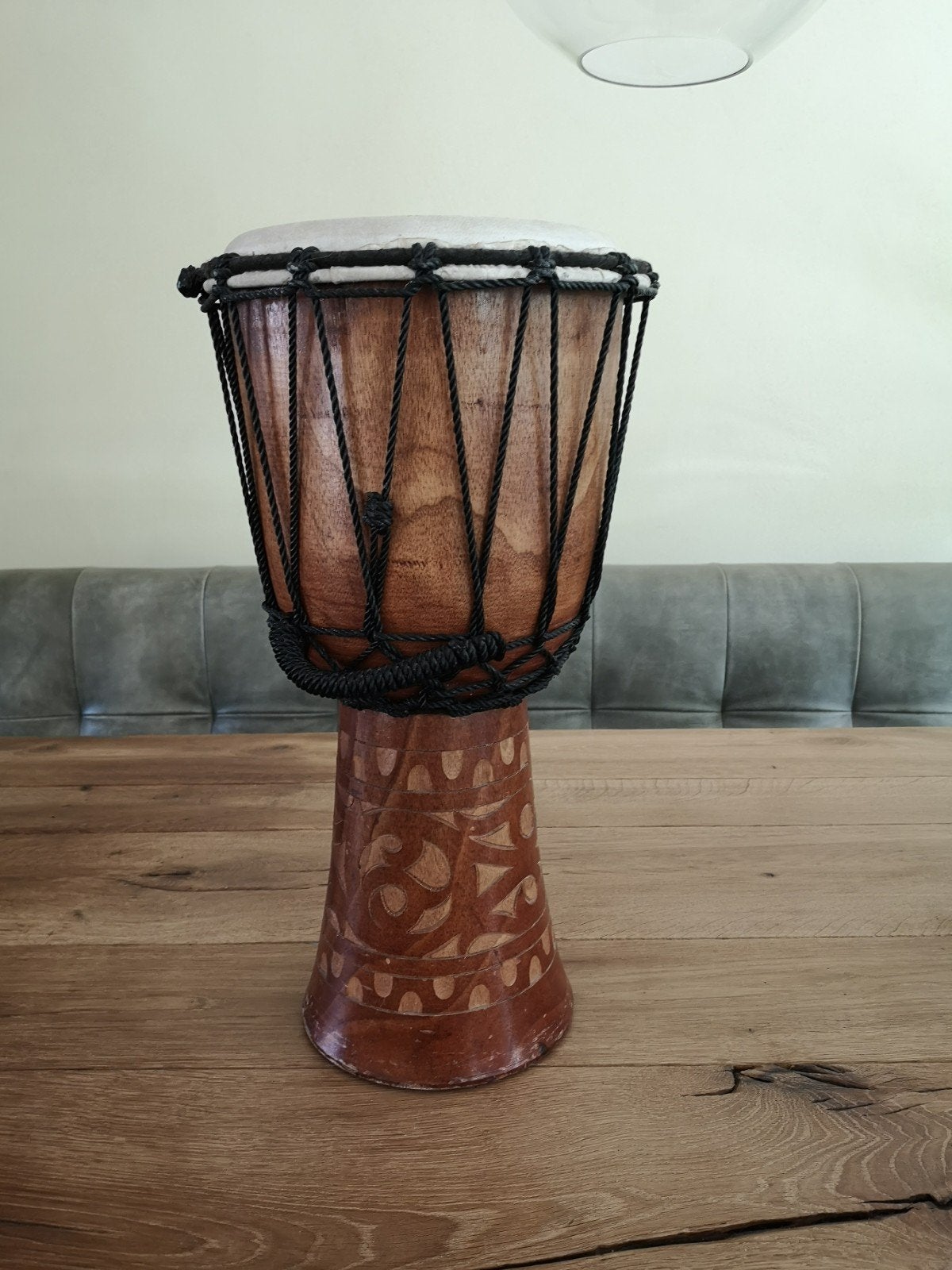 Prachtige Djembe met uitgesneden versieringen, Muziek en Instrumenten, Percussie, Ophalen of Verzenden