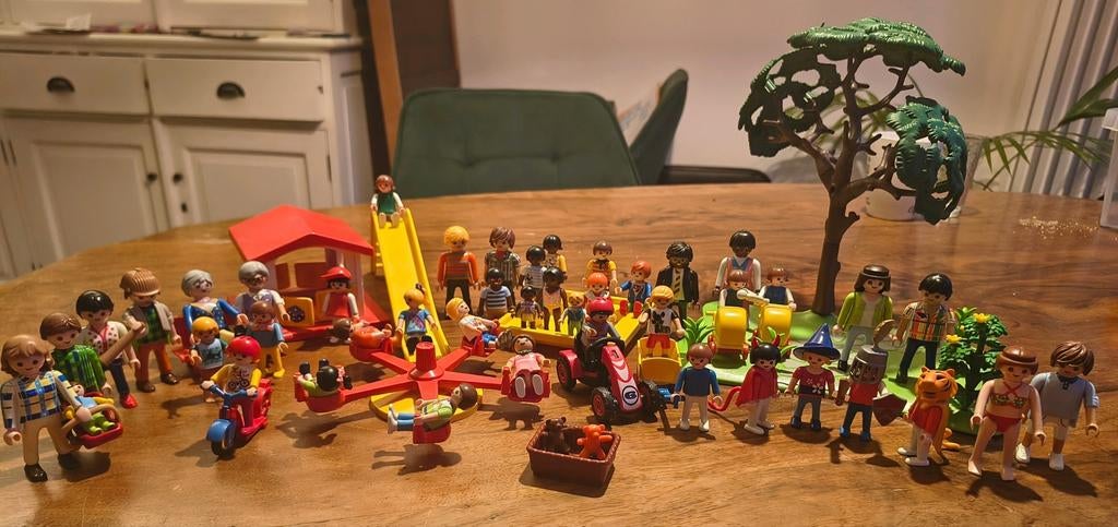 Playmobil speeltuin met +/- 46 kinderen, ouders, opa en oma, Ophalen of Verzenden, Gebruikt, Complete set