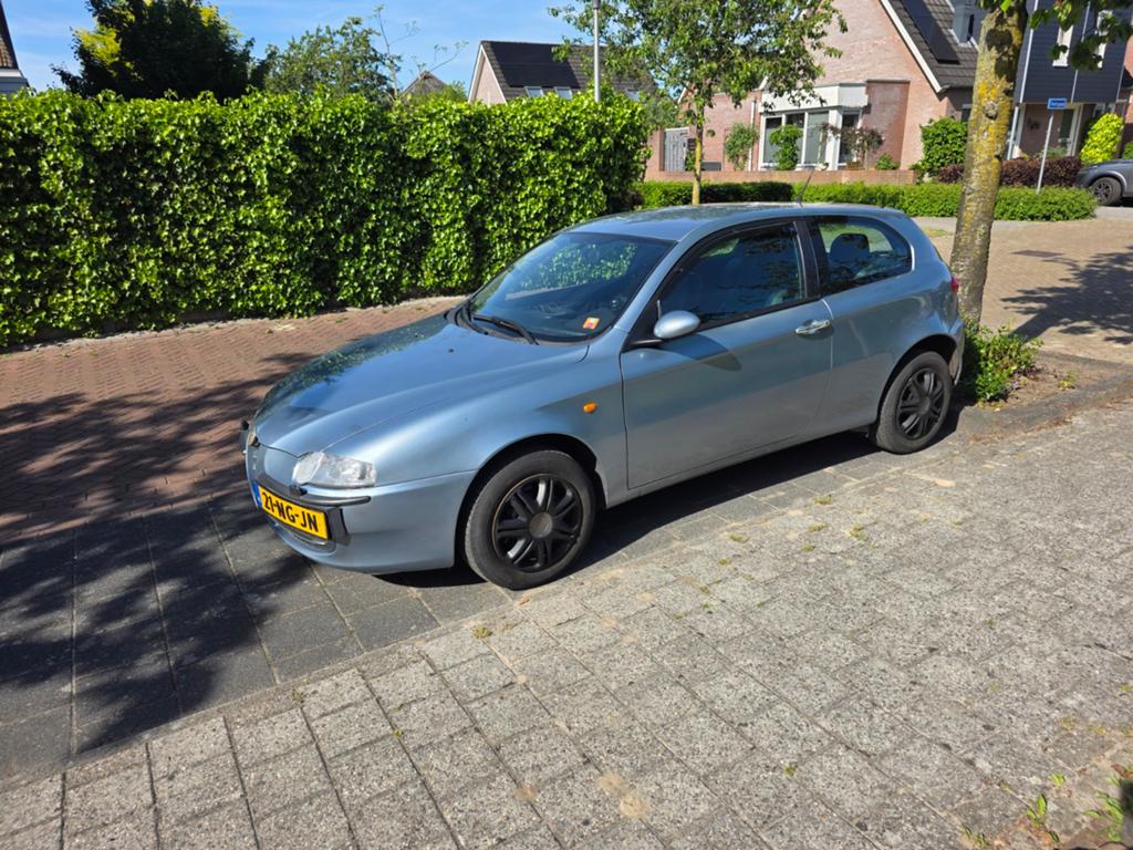 Alfa Romeo 147 1.6 T.spark 16V 77KW 3DR 2003 Blauw, Auto's, Alfa Romeo, Voorwielaandrijving, 4 cilinders, 1165 kg, Origineel Nederlands
