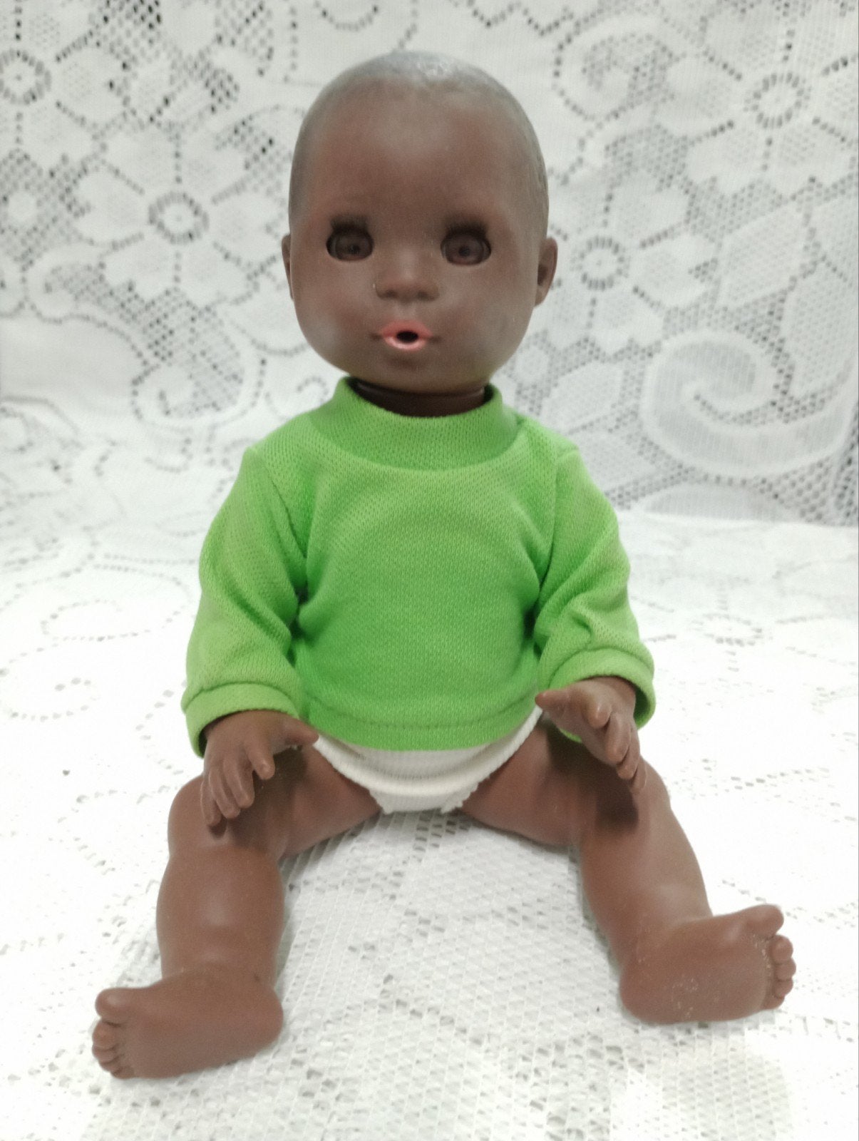 Vintage donkere kleine babypop met groene trui, Ophalen of Verzenden, Gebruikt, Babypop