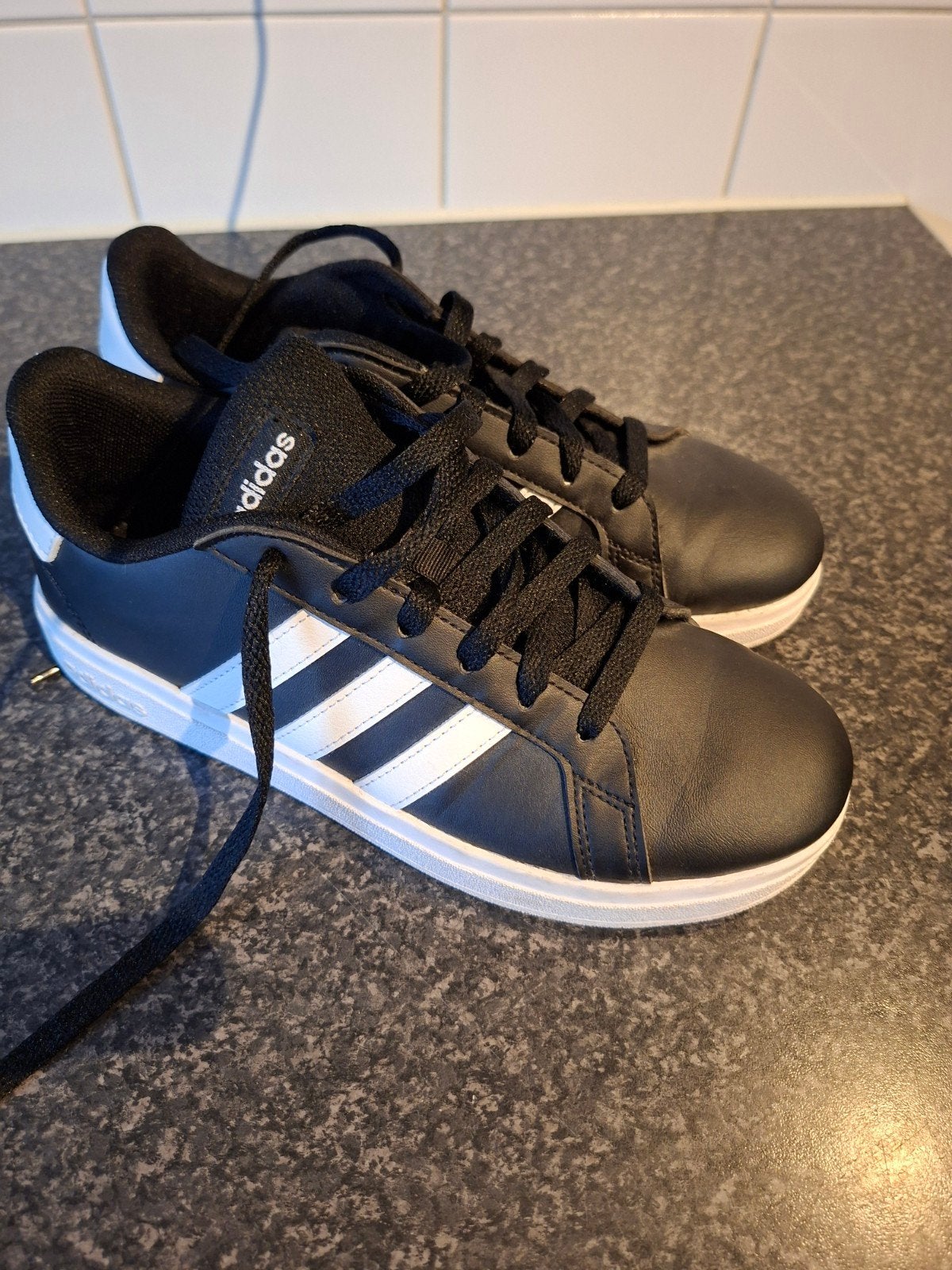 adidas schoenen, Ophalen of Verzenden, Zo goed als nieuw
